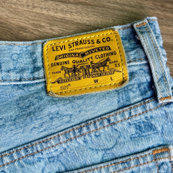 Levi’s x Peanuts Snoopy Print High-Rise Cutoff Denim Shorts Size W26 - Picture 14 of 16